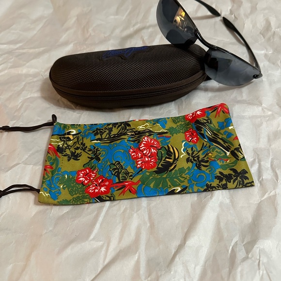 EUC Authentic Maui Jim Makaha Sunglasses, Pouch & Zipper Hard Shell Case - Picture 1 of 14
